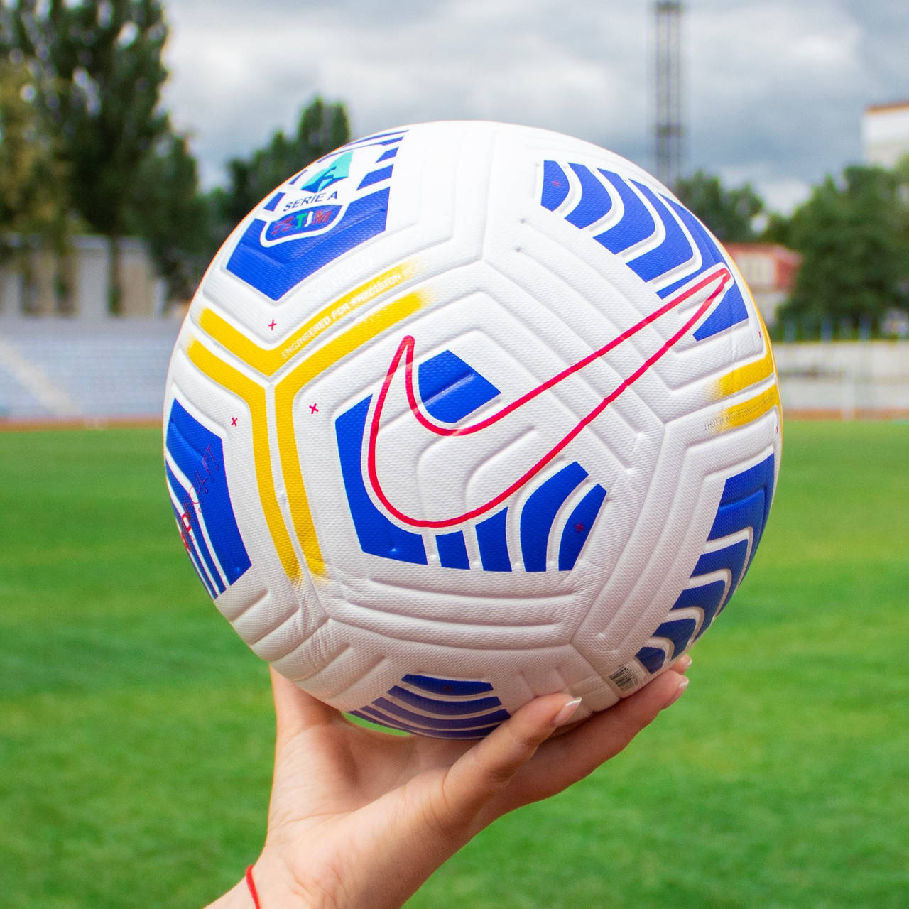 Футбольный мяч Nike Strike Seria A Футбольный мяч для игры в футбол спортивный игровой размер 5
Футбольный мяч Nike Strike Seria A Футбольный мяч для игры в футбол спортивный игровой размер 5