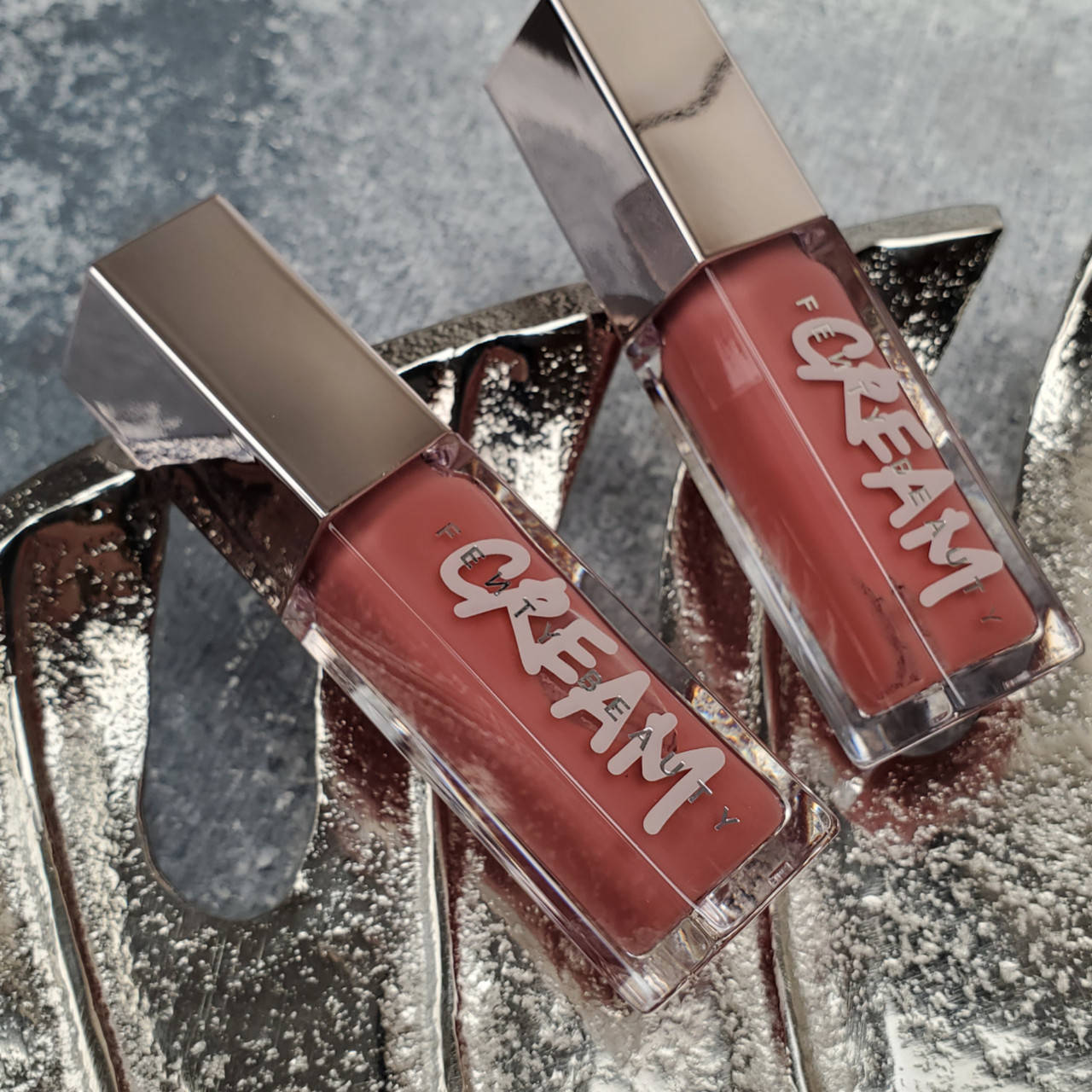Блеск для губ Fenty Beauty by Rihanna Gloss Bomb Cream (Fenty Glow 02) 9 ml 
Блеск для губ Fenty Beauty by Rihanna Gloss Bomb Cream (Fenty Glow 02) 9 ml