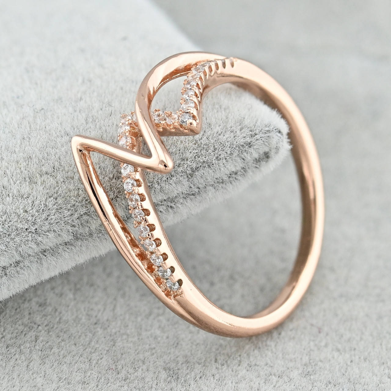 Кольцо Xuping 35343 белые фианиты позолота РО размер 19
Кольцо Xuping 35343 белые фианиты позолота РО размер 19