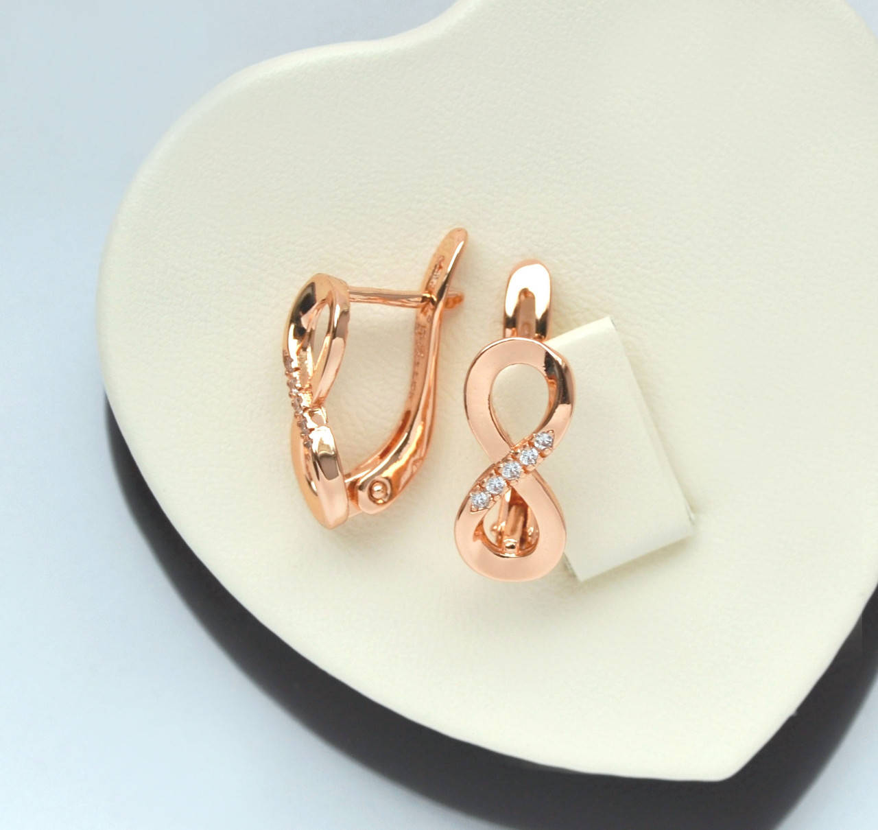 Серьги Восьмерка с белыми кристаллами покрытие золотом 18к.
Серьги Восьмерка с белыми кристаллами покрытие золотом 18к.