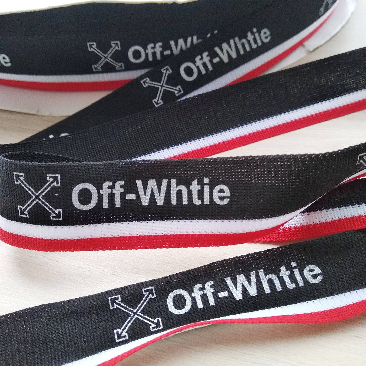 Тесьма декоративная 2см off-white черная с красными и белыми полосами, Черный 
Тесьма декоративная 2см off-white черная с красными и белыми полосами, Черный