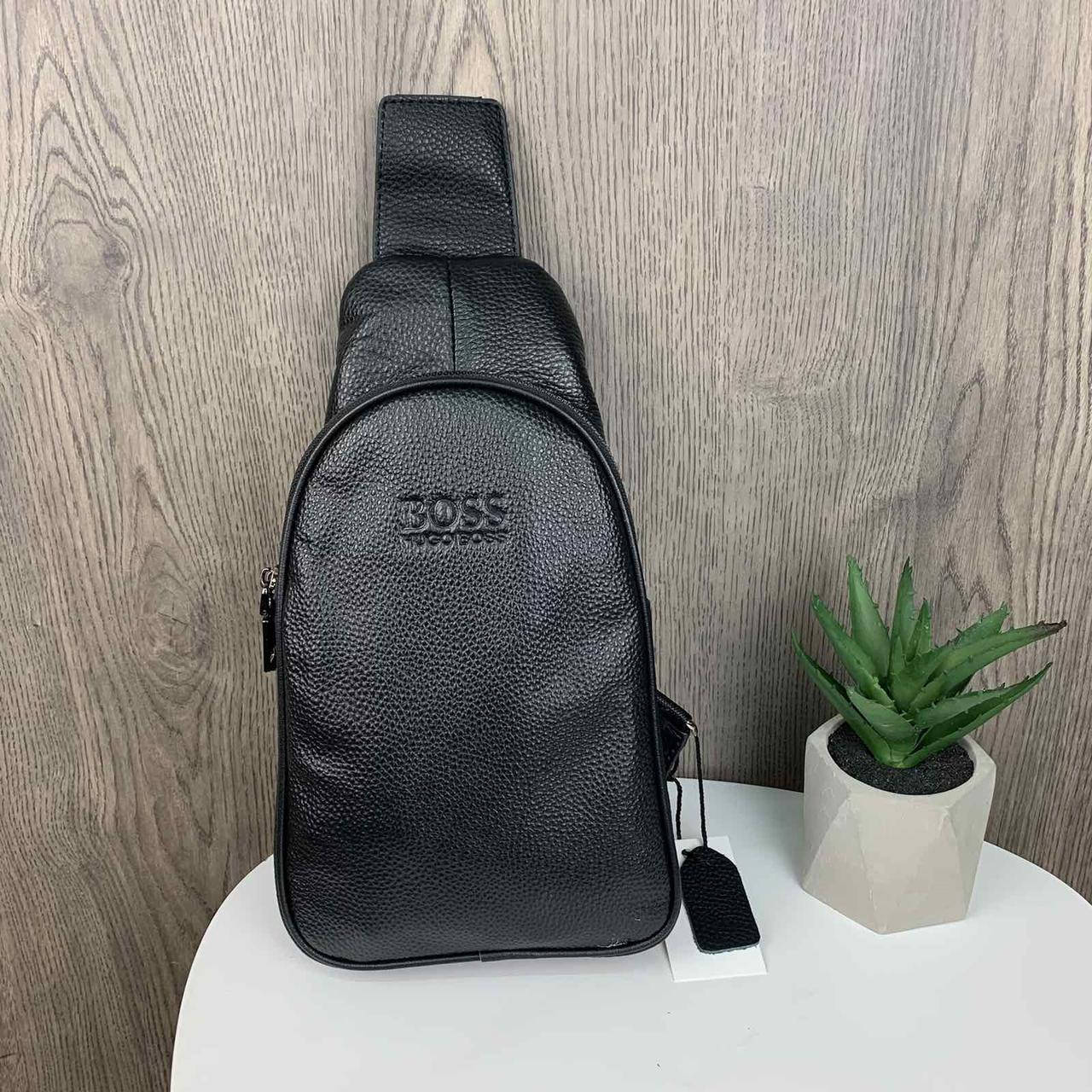 Мужская кожаная бананка на грудь в стиле Hugo Boss черная, сумка нагрудная барсетка из натуральной кожи Босс
Мужская кожаная бананка на грудь в стиле Hugo Boss черная, сумка нагрудная барсетка из натуральной кожи Босс