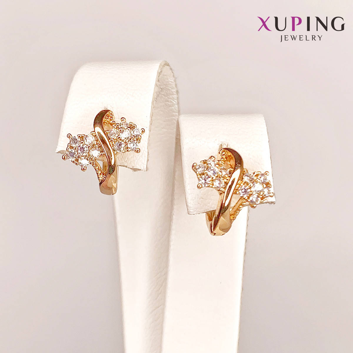 Серьги Xuping, размер 11х9 мм, белые фианиты (куб. цирконий), вес 1.5 г, позолота 18K, ХР01008 (1)
Серьги Xuping, размер 11х9 мм, белые фианиты (куб. цирконий), вес 1.5 г, позолота 18K, ХР01008 (1)