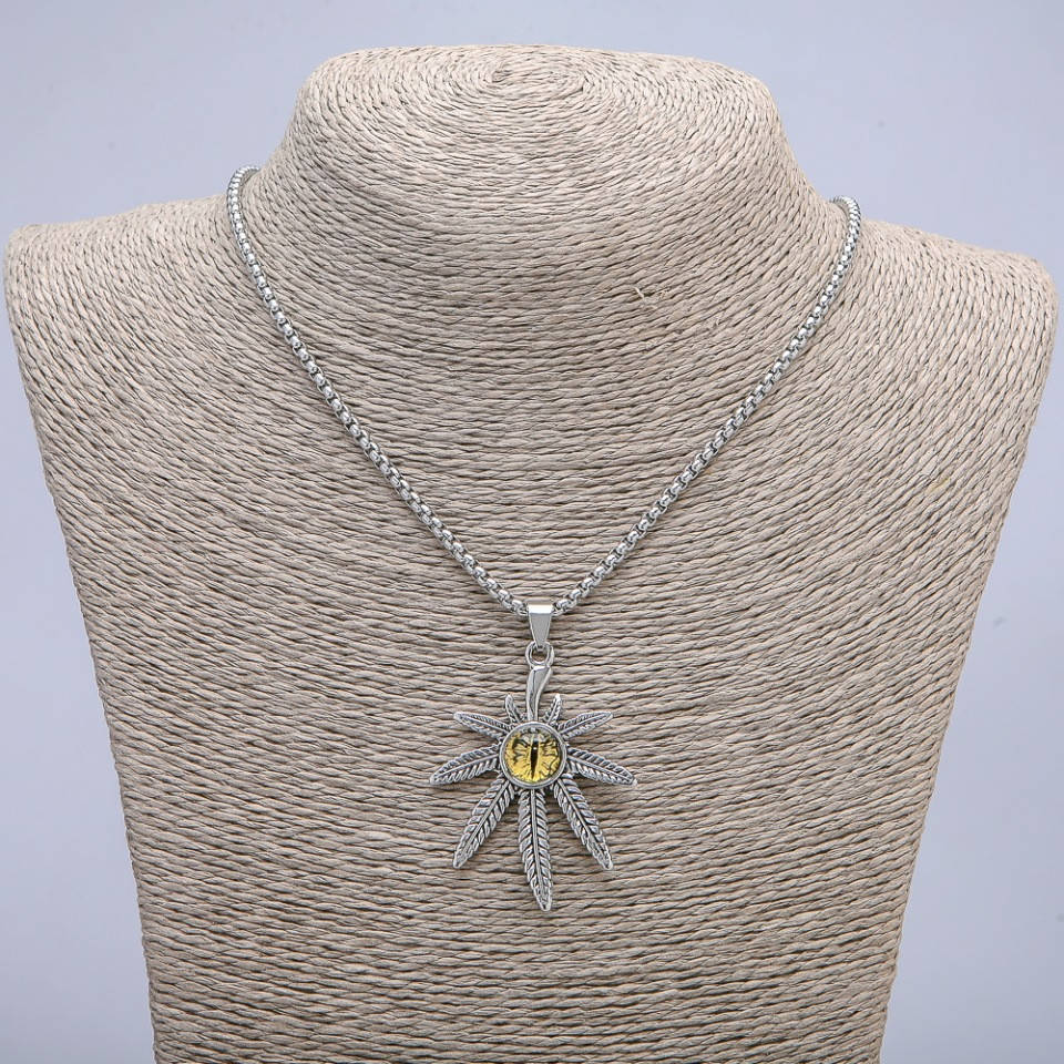 Кулон Лист Конопли с глазом дракона 38х55мм на цепочке L-65см цвет серебристый металл
Кулон Лист Конопли с глазом дракона 38х55мм на цепочке L-65см цвет серебристый металл