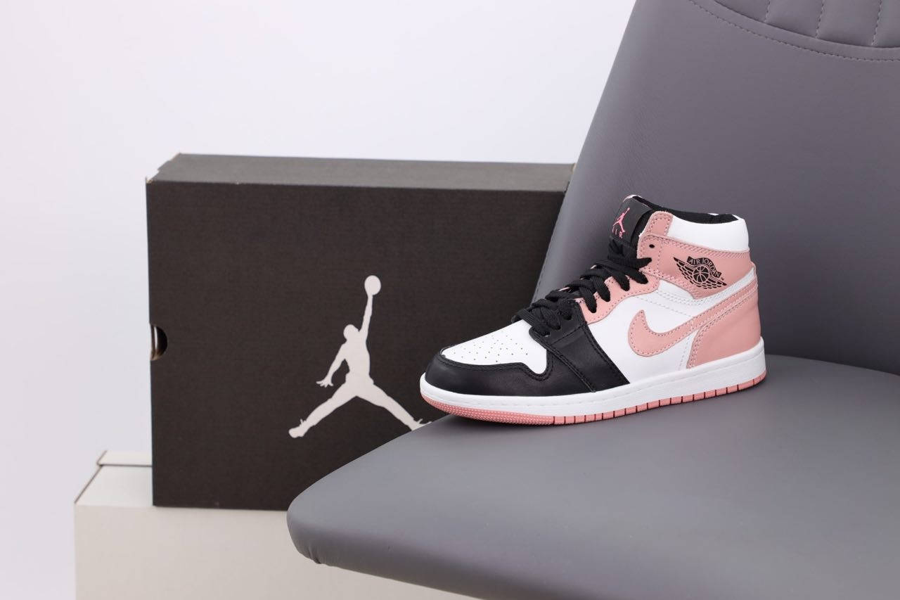 Женские кроссовки Nike Air Jordan 1 High Retro Black-Pink (Черно-розовый)
Женские кроссовки Nike Air Jordan 1 High Retro Black-Pink (Черно-розовый)