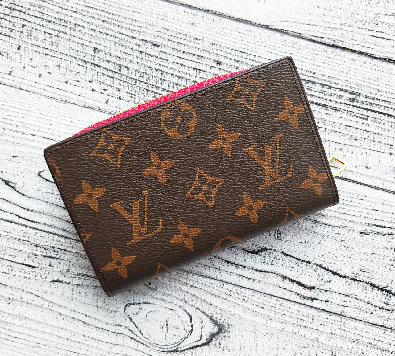 Стильный маленький женский кошелек Louis Vuitton коричневый из эко-кожи, на красной подкладке
Стильный маленький женский кошелек Louis Vuitton коричневый из эко-кожи, на красной подкладке