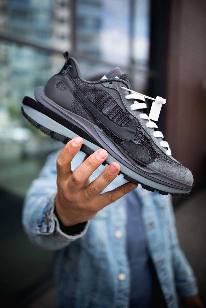 Nike x sacai VaporWaffle серые мужские демисезонные кроссовки. Осень/весна, мужские замшевые кроссовки. 44, Серый
Nike x sacai VaporWaffle серые мужские демисезонные кроссовки. Осень/весна, мужские замшевые кроссовки. 44, Серый