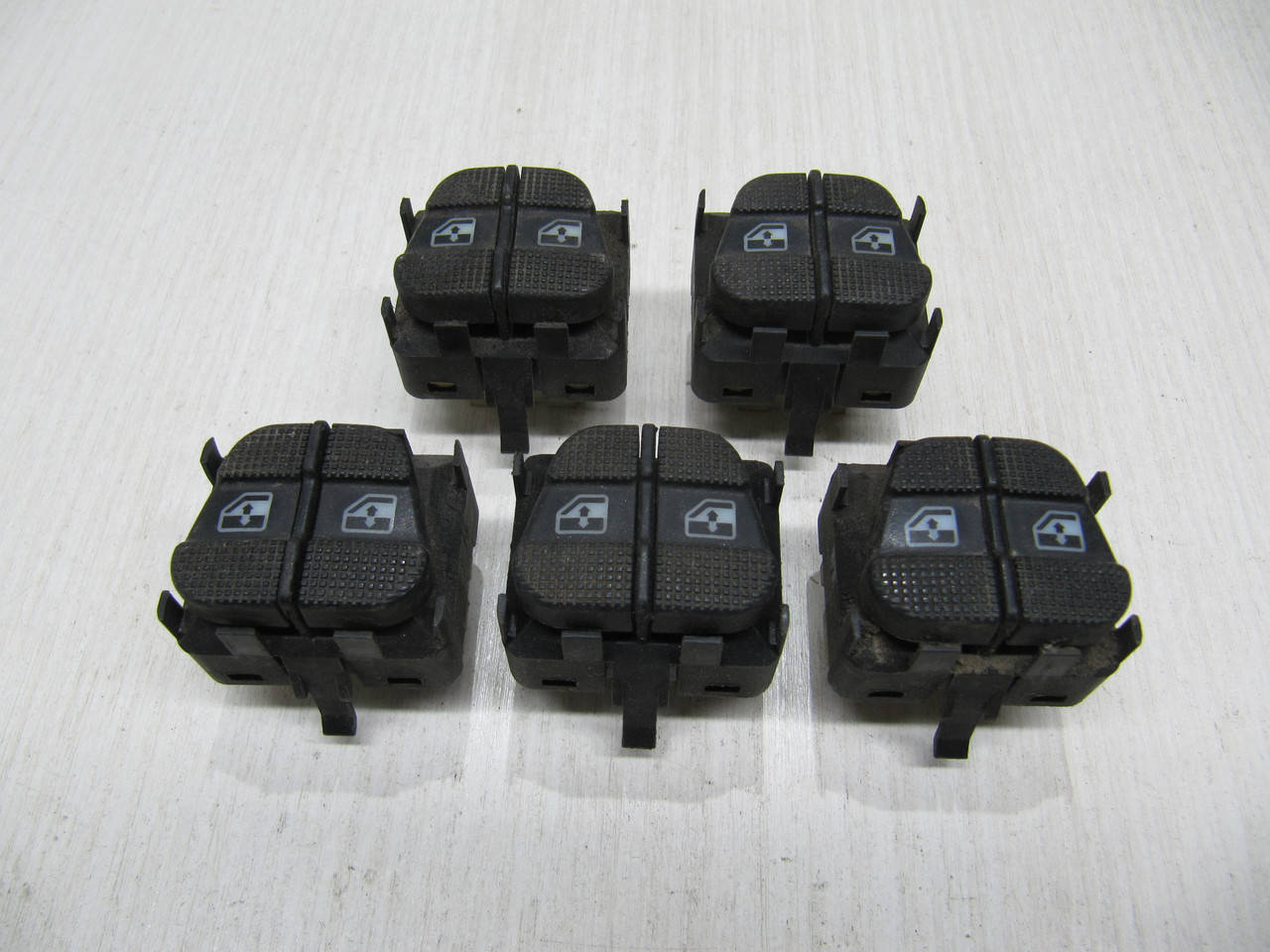 Блок кнопок управления стеклоподъемниками Гольф3 Венто VW Golf 3 Vento Оригинал 1H0 959 855
Блок кнопок управления стеклоподъемниками Гольф3 Венто VW Golf 3 Vento Оригинал 1H0 959 855