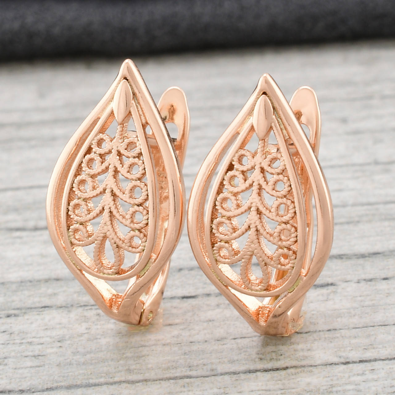 Серьги Золотой орнамент 24477 размер 19х10 мм вес 2.3 г позолота РО
Серьги Золотой орнамент 24477 размер 19х10 мм вес 2.3 г позолота РО