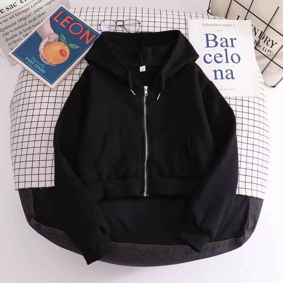 Женское стильное укороченное худи с капюшоном на флисе и на молнии, Черный 
Женское стильное укороченное худи с капюшоном на флисе и на молнии, Черный