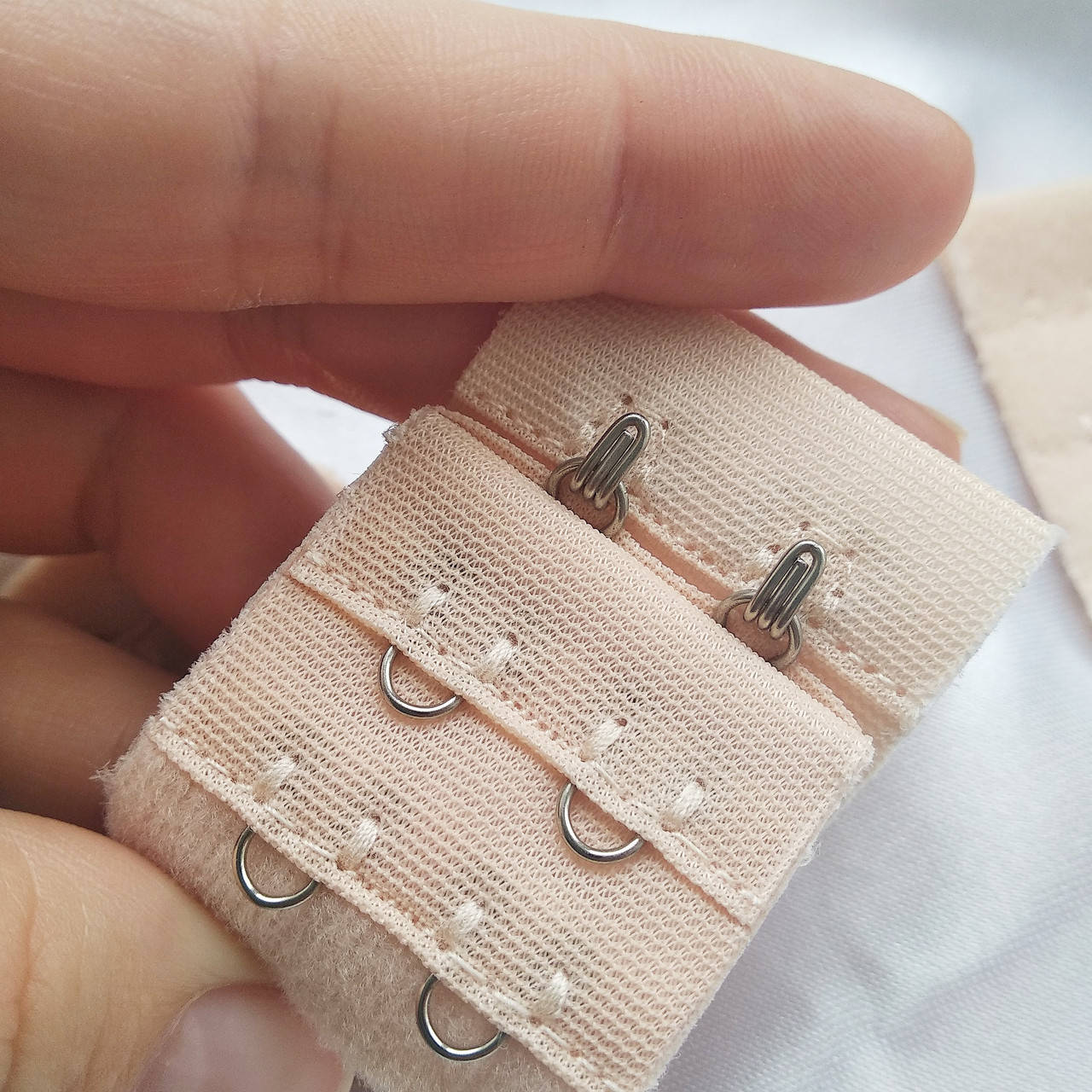 Застібка на 2 гачка шириною 3,8 см, бежева, Бежевый 
Застібка на 2 гачка шириною 3,8 см, бежева, Бежевый
