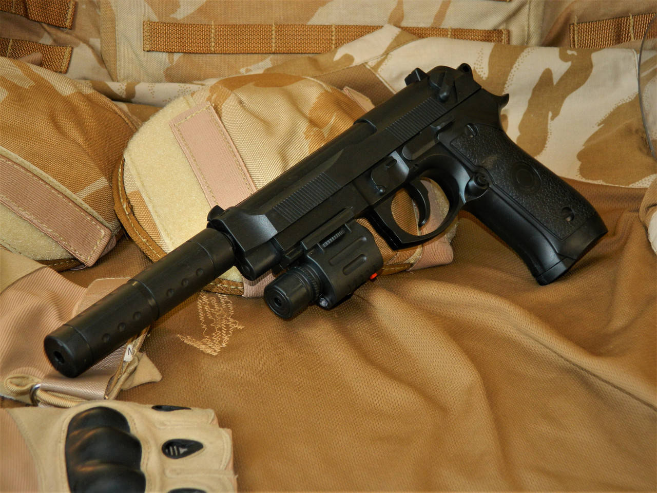 Пистолет Beretta 92 на пластиковых шариках 6мм. С лазерным прицелом и глушителем, Черный
Пистолет Beretta 92 на пластиковых шариках 6мм. С лазерным прицелом и глушителем, Черный