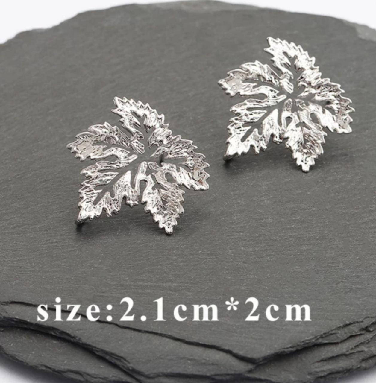 Металическая швенза-гвоздик для сережек Silver, основа для сережек в виде кленового листика, 21*20 мм, пара
Металическая швенза-гвоздик для сережек Silver, основа для сережек в виде кленового листика, 21*20 мм, пара