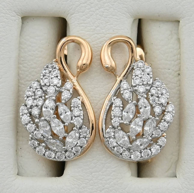 Серьги 30048 размер 17х10 мм белые фианиты вес 2.7 г с родированием позолота 18К 
Серьги 30048 размер 17х10 мм белые фианиты вес 2.7 г с родированием позолота 18К