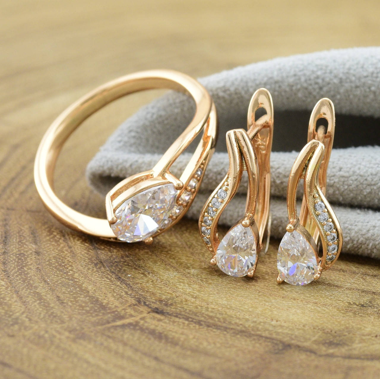 Набор Xuping R72 кольцо + серьги 15х6мм белые фианиты позолота 18К размер 17
Набор Xuping R72 кольцо + серьги 15х6мм белые фианиты позолота 18К размер 17