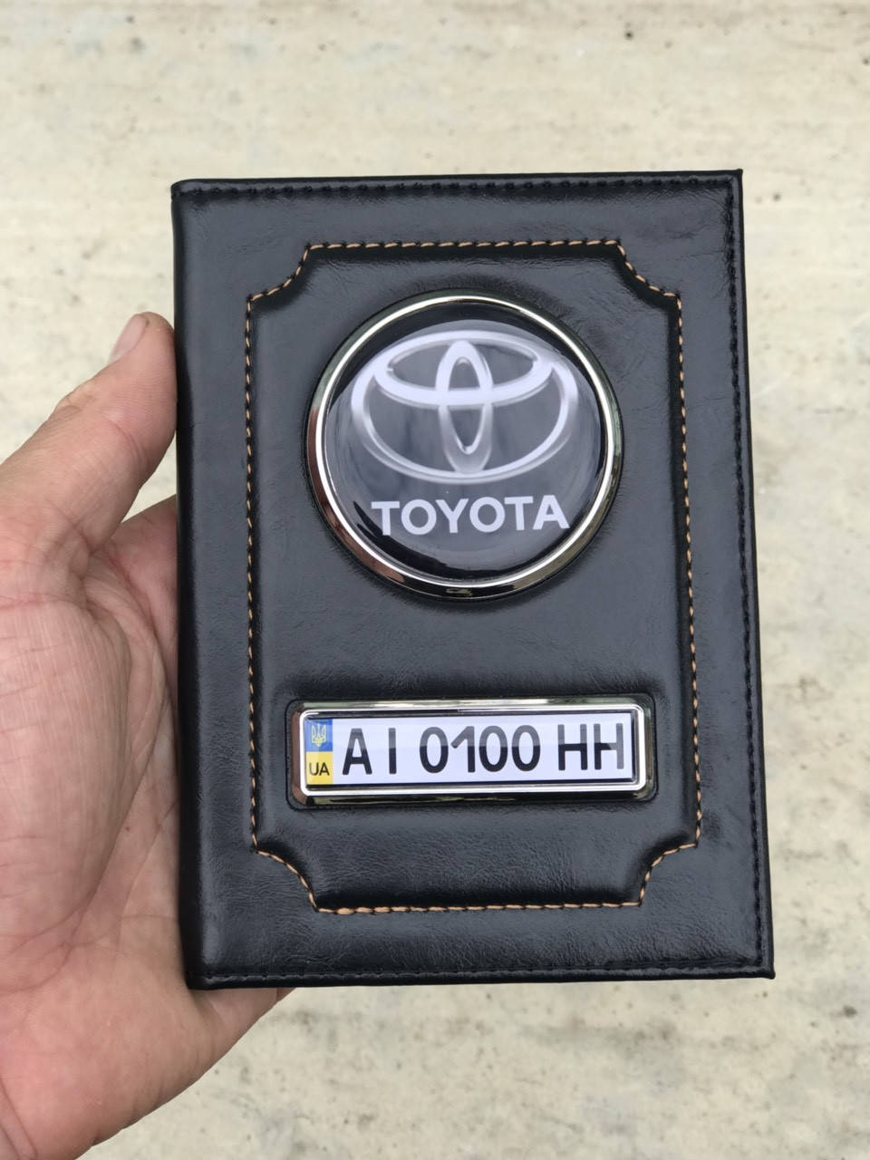 Кожаная обложка для автодокументов Toyota с логотипом и гос. номером авто черная глянцевая кожа
Кожаная обложка для автодокументов Toyota с логотипом и гос. номером авто черная глянцевая кожа