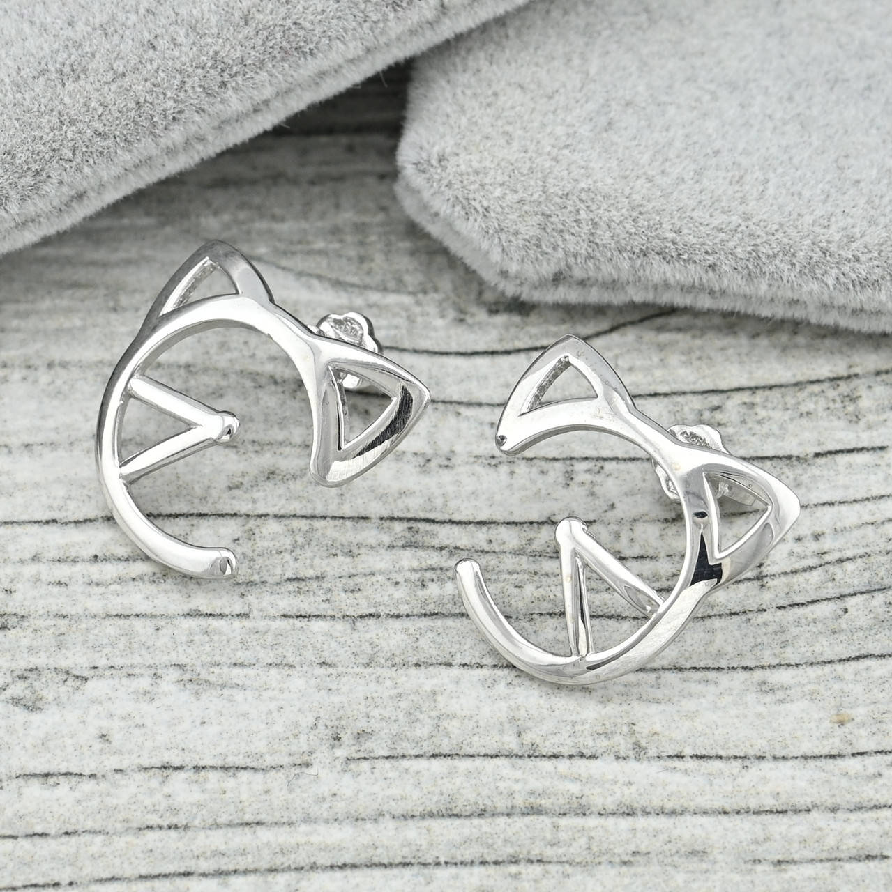 Серебряные серьги ps380e размер 15х15 мм вес 2.2 г
Серебряные серьги ps380e размер 15х15 мм вес 2.2 г