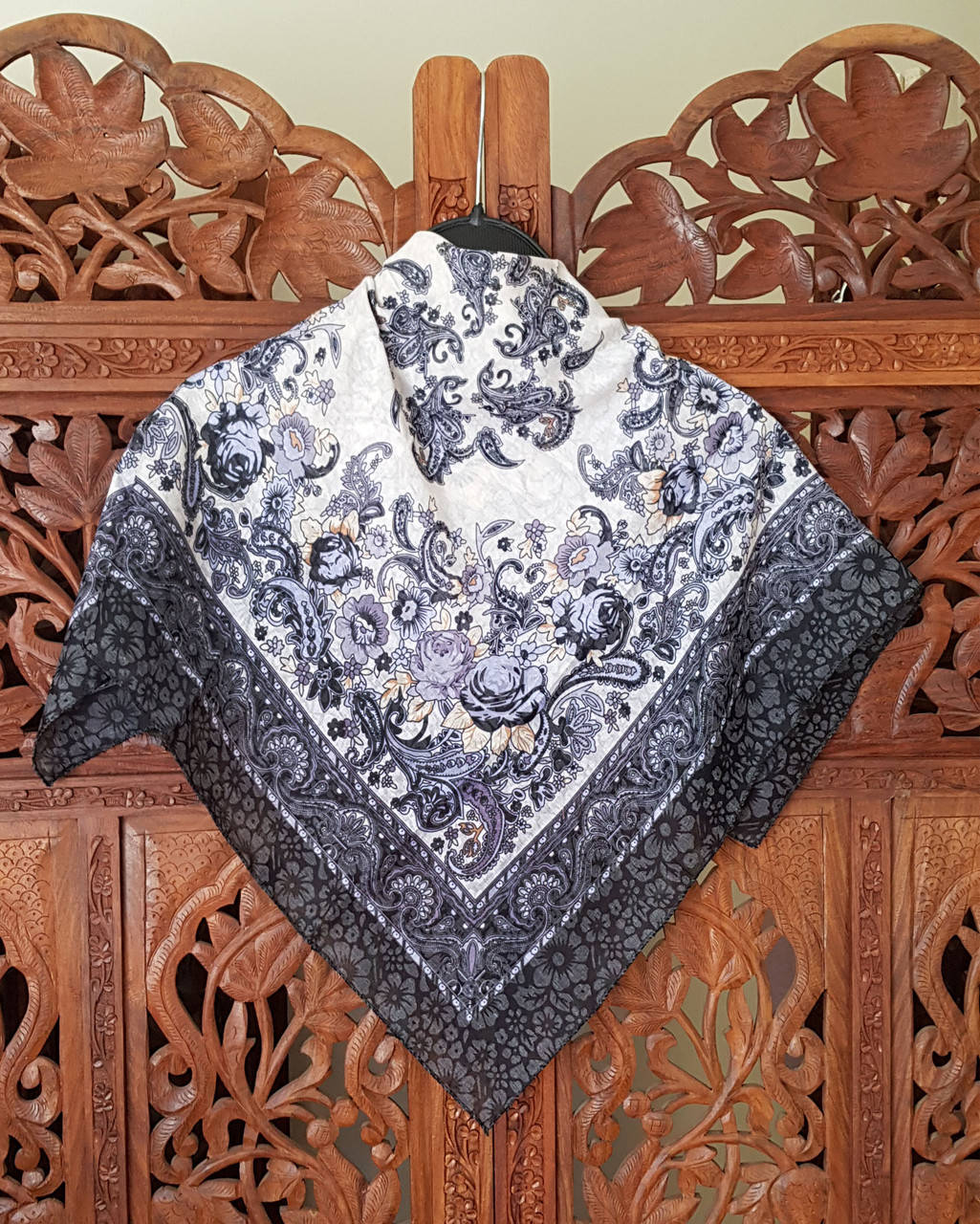 Платок средний весеннйи летний Солнечные цветы, Темно-серый