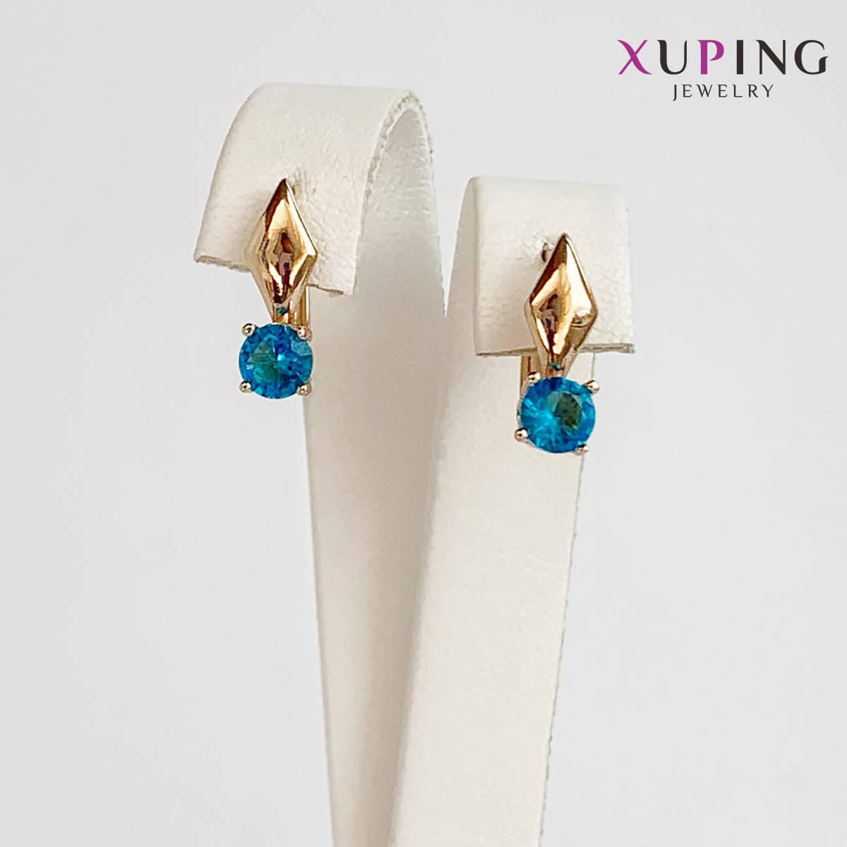 Серьги Xuping, размер 15х9 мм, голубые фианиты (куб. цирконий), вес 2 г, позолота 18K, ХР01097 (1)
Серьги Xuping, размер 15х9 мм, голубые фианиты (куб. цирконий), вес 2 г, позолота 18K, ХР01097 (1)