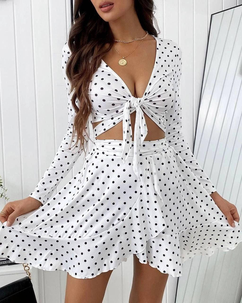 Красивый летний женский костюм в горошек: юбка мини на запах и топ на завязке 
Красивый летний женский костюм в горошек: юбка мини на запах и топ на завязке