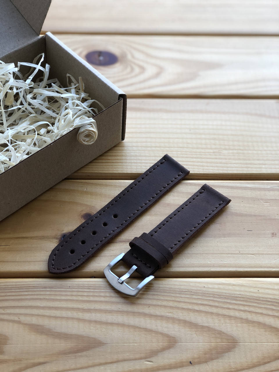 Кожаный ремешок для наручных часов с пряжкой коричневый
Кожаный ремешок для наручных часов с пряжкой коричневый