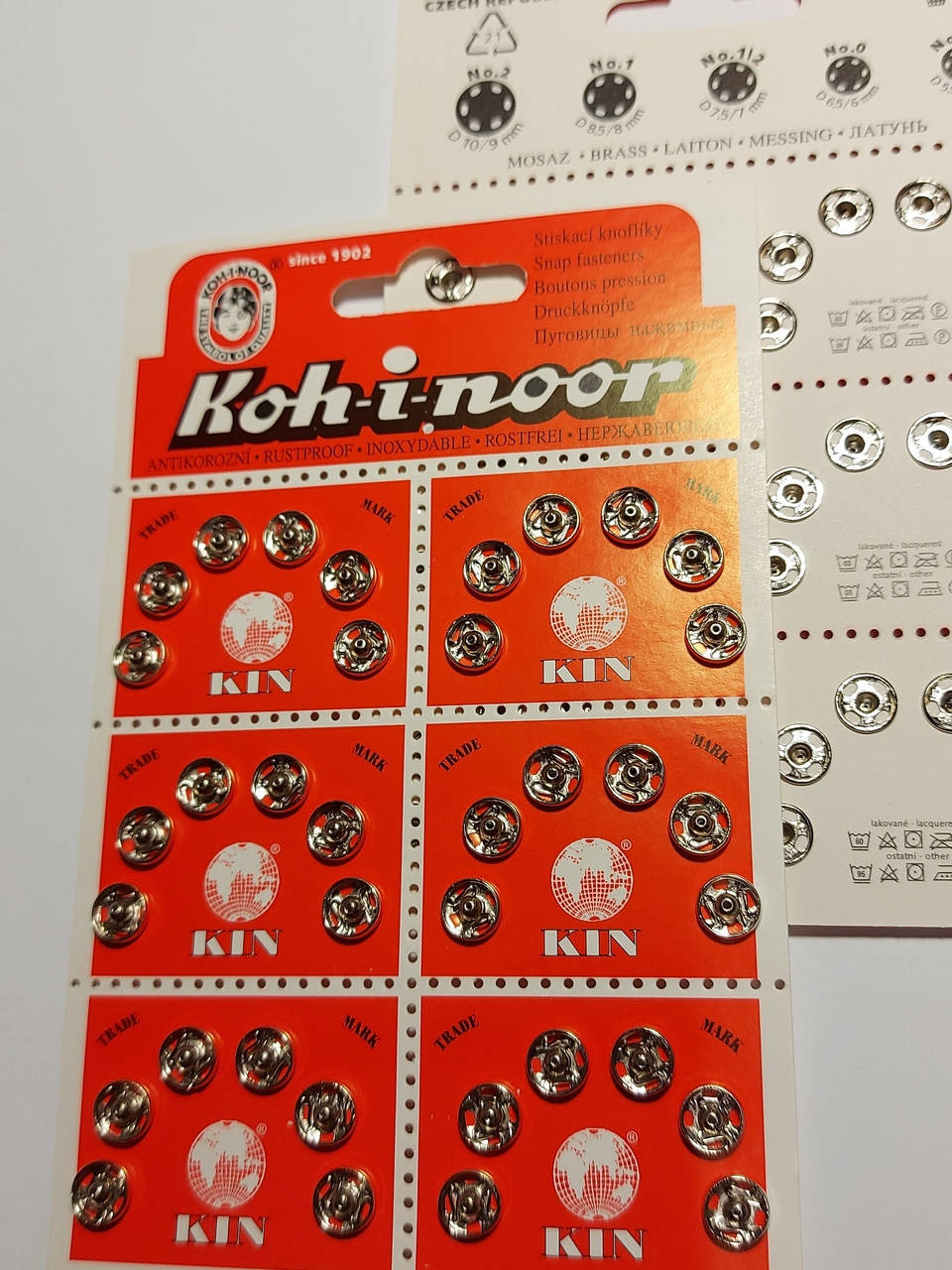 Кнопки пришивные металлические для одежды №0 (7мм). Чехия Koh-i-noor (комплект 36кнопок, никель)), Серебристый
Кнопки пришивные металлические для одежды №0 (7мм). Чехия Koh-i-noor (комплект 36кнопок, никель)), Серебристый