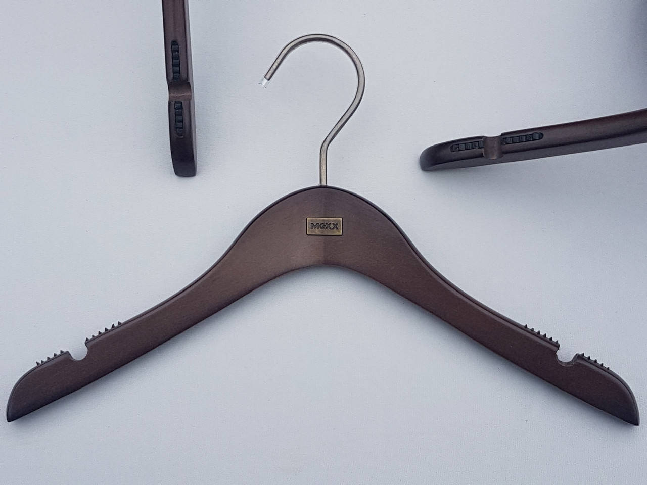 Плечики вешалки тремпеля Mainetti Mexx с антискользящей резинкой цвета под красное дерево, длина 33 см
Плечики вешалки тремпеля Mainetti Mexx с антискользящей резинкой цвета под красное дерево, длина 33 см