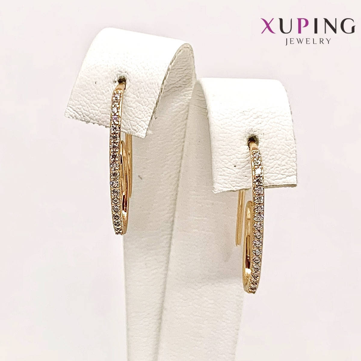 Серьги Xuping, размер 20х1.5 мм, белые фианиты (куб. цирконий), вес 2 г, позолота 18K, ХР01166 (1)
Серьги Xuping, размер 20х1.5 мм, белые фианиты (куб. цирконий), вес 2 г, позолота 18K, ХР01166 (1)