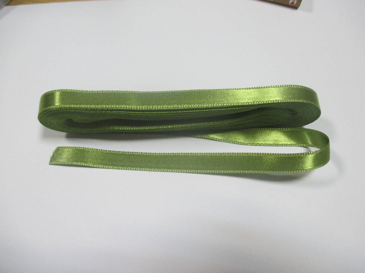 Лента атласная двухсторонняя 1 см ( 10 метров) хаки яркий G 470.
Лента атласная двухсторонняя 1 см ( 10 метров) хаки яркий G 470.