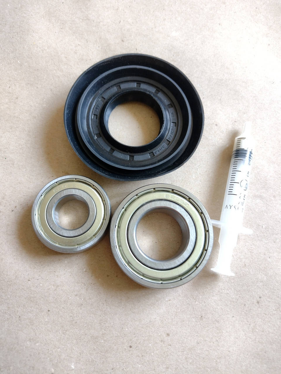 Комплект подшипников 6203+6205 + сальник (32*52/78*8/14.8 mm/мм) + смазка для стиральной машины Bosch/Siemens, Белый
Комплект подшипников 6203+6205 + сальник (32*52/78*8/14.8 mm/мм) + смазка для стиральной машины Bosch/Siemens, Белый