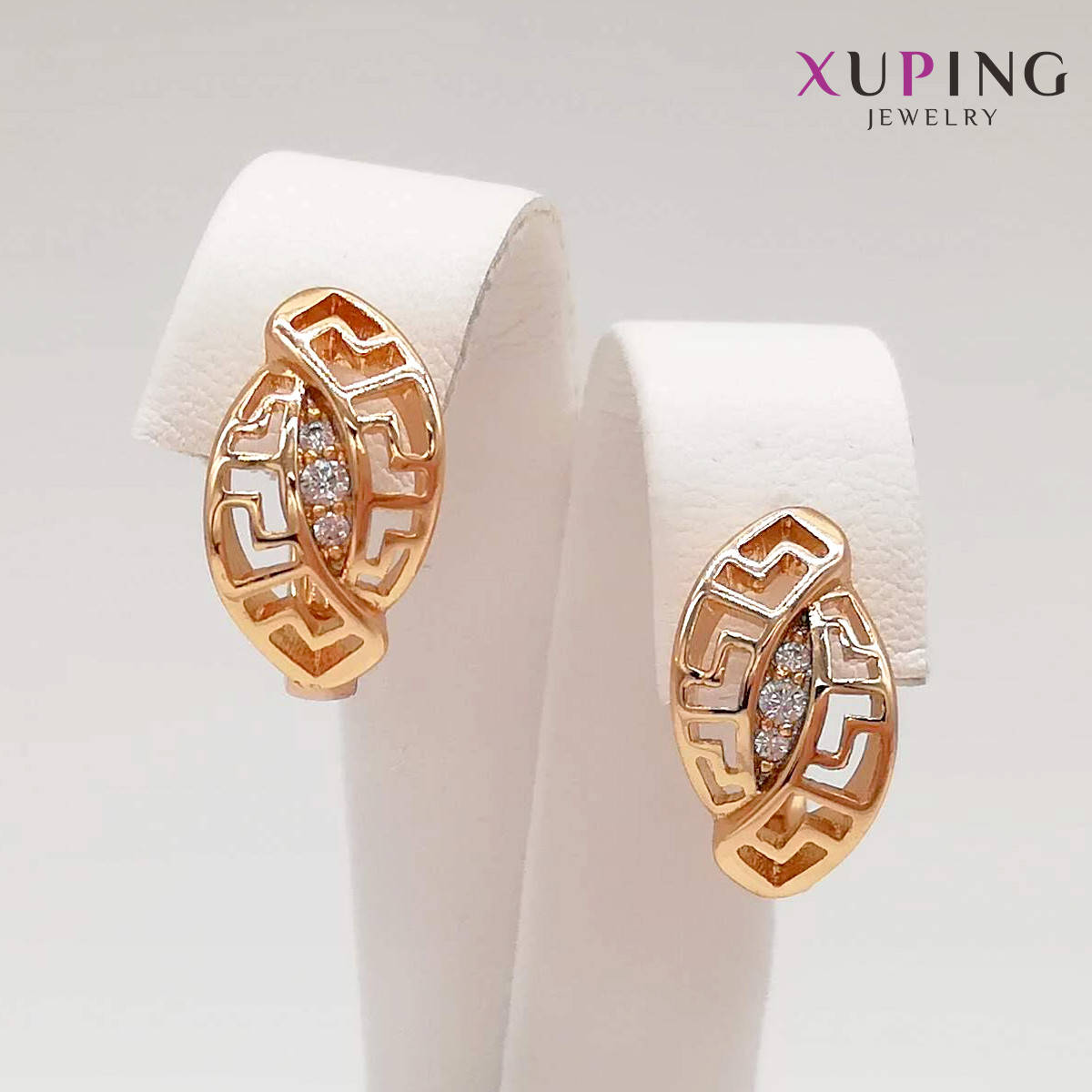 Серьги Xuping, размер 15х9 мм, белые фианиты (куб. цирконий), вес 4 г, позолота 18K, ХР00893 (1)
Серьги Xuping, размер 15х9 мм, белые фианиты (куб. цирконий), вес 4 г, позолота 18K, ХР00893 (1)