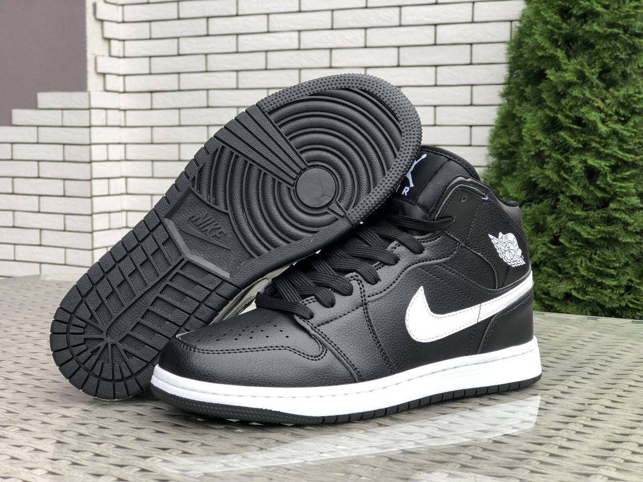 Кроссовки мужские, Nike Air Jordan 1 Retro, черные с белыем 45-29 см, Черно-белый 
Кроссовки мужские, Nike Air Jordan 1 Retro, черные с белыем 45-29 см, Черно-белый