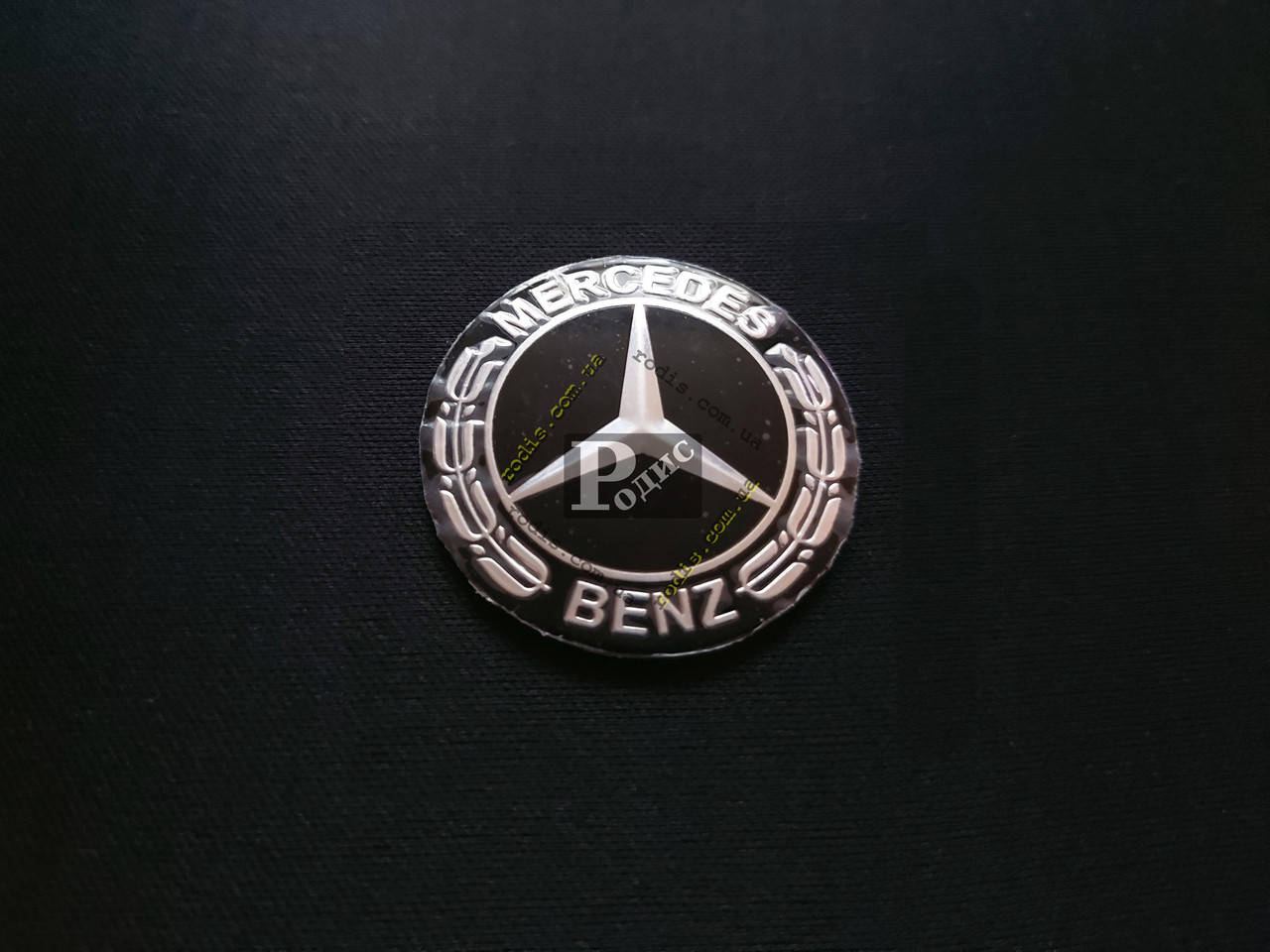Эмблема на руль Mercedes-Benz (эмблема краба руля) черная на двухстороннем скотче (d=52 мм) - Значок с логотипом Мерседес
Эмблема на руль Mercedes-Benz (эмблема краба руля) черная на двухстороннем скотче (d=52 мм) - Значок с логотипом Мерседес