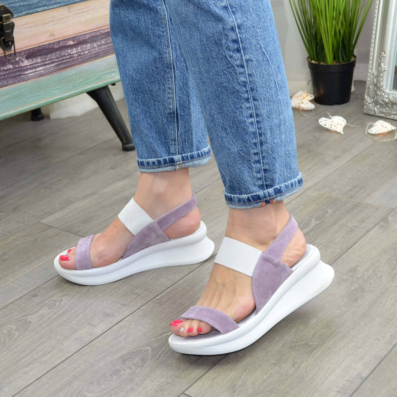 Женские замшевые босоножки на невысокой танкетке, цвет лаванда
Женские замшевые босоножки на невысокой танкетке, цвет лаванда