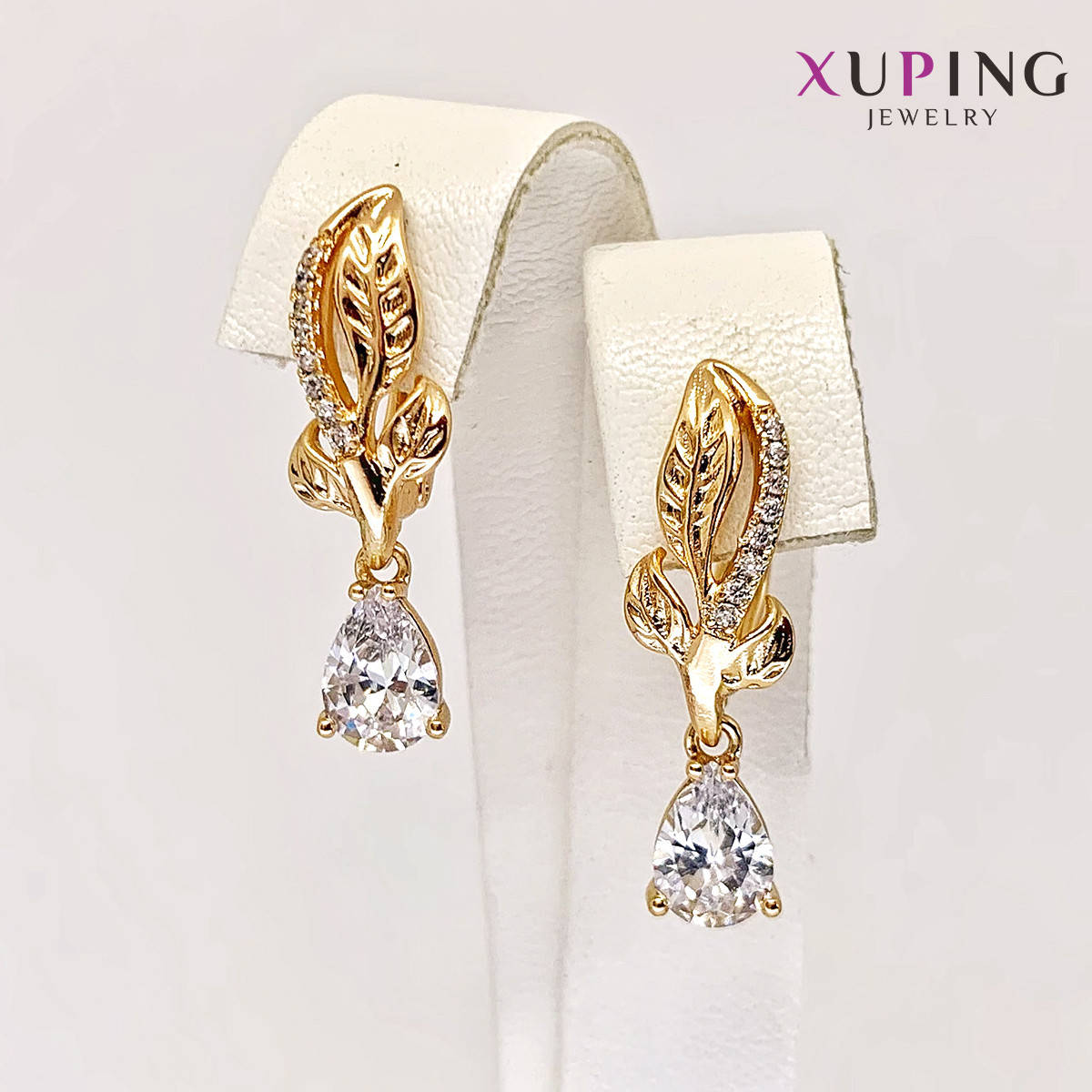 Серьги Xuping, размер 24х7 мм, белые фианиты (куб. цирконий), вес 4 г, позолота 18K, ХР01223 (1)
Серьги Xuping, размер 24х7 мм, белые фианиты (куб. цирконий), вес 4 г, позолота 18K, ХР01223 (1)