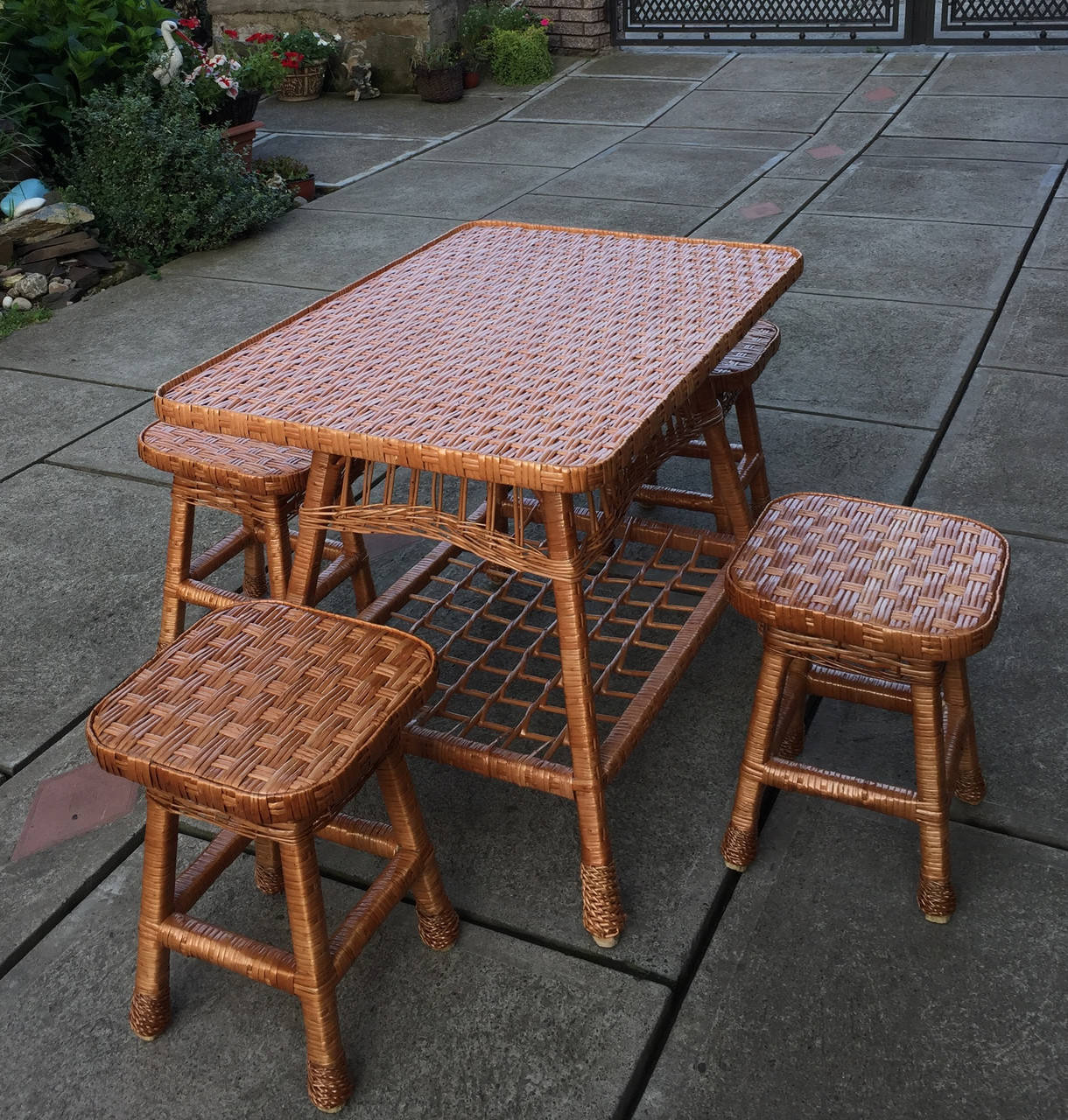 Набор "Кухонный" с квадратными табуретами
Набор "Кухонный" с квадратными табуретами