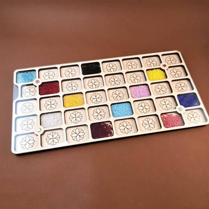 Деревянный органайзер для бисера с крышкой
Деревянный органайзер для бисера с крышкой