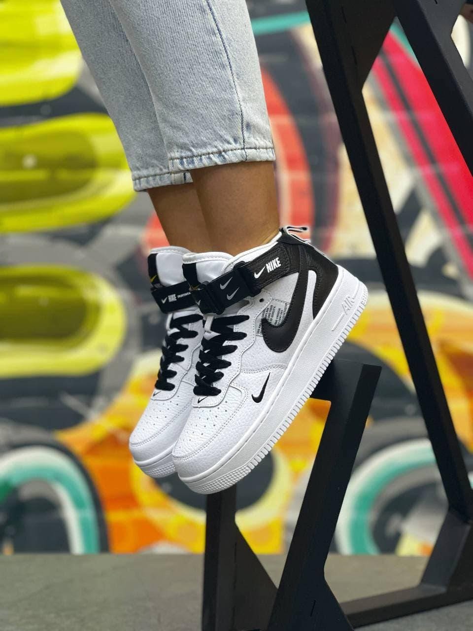 Женские кожаные белые с черным унисекс кроссовки Nike Air Force 1 Mid Utility. Высокие найк аир форсы 1 мид., Черно-белый
Женские кожаные белые с черным унисекс кроссовки Nike Air Force 1 Mid Utility. Высокие найк аир форсы 1 мид., Черно-белый