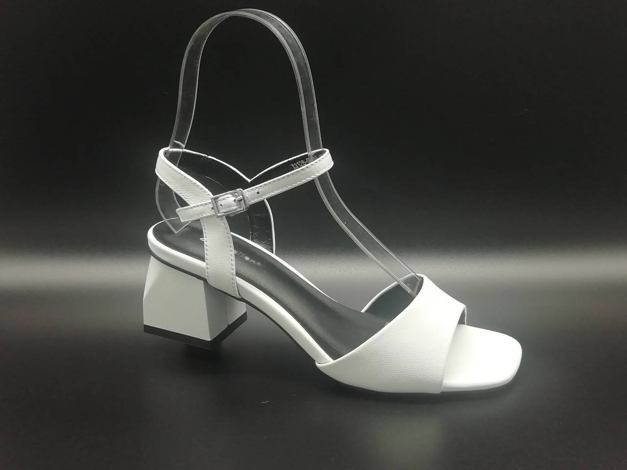 Кожаные босоножки на каблуке. Маленькие размеры (33 - 35).
Кожаные босоножки на каблуке. Маленькие размеры (33 - 35).