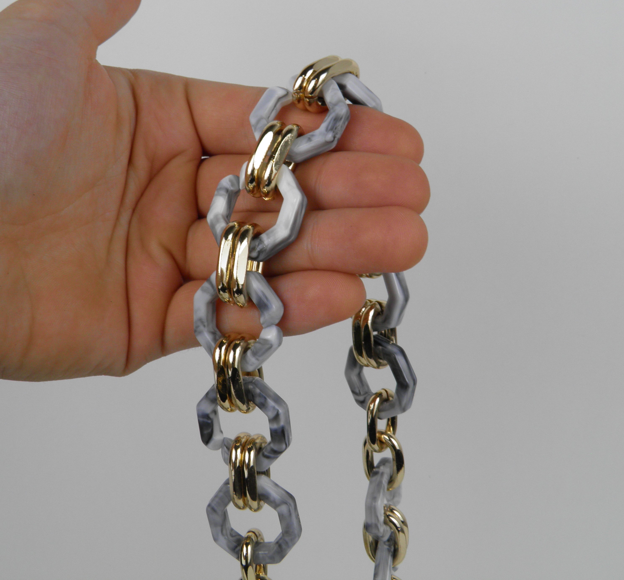 Акриловая цепь для сумки (серый мрамор)
Акриловая цепь для сумки (серый мрамор)