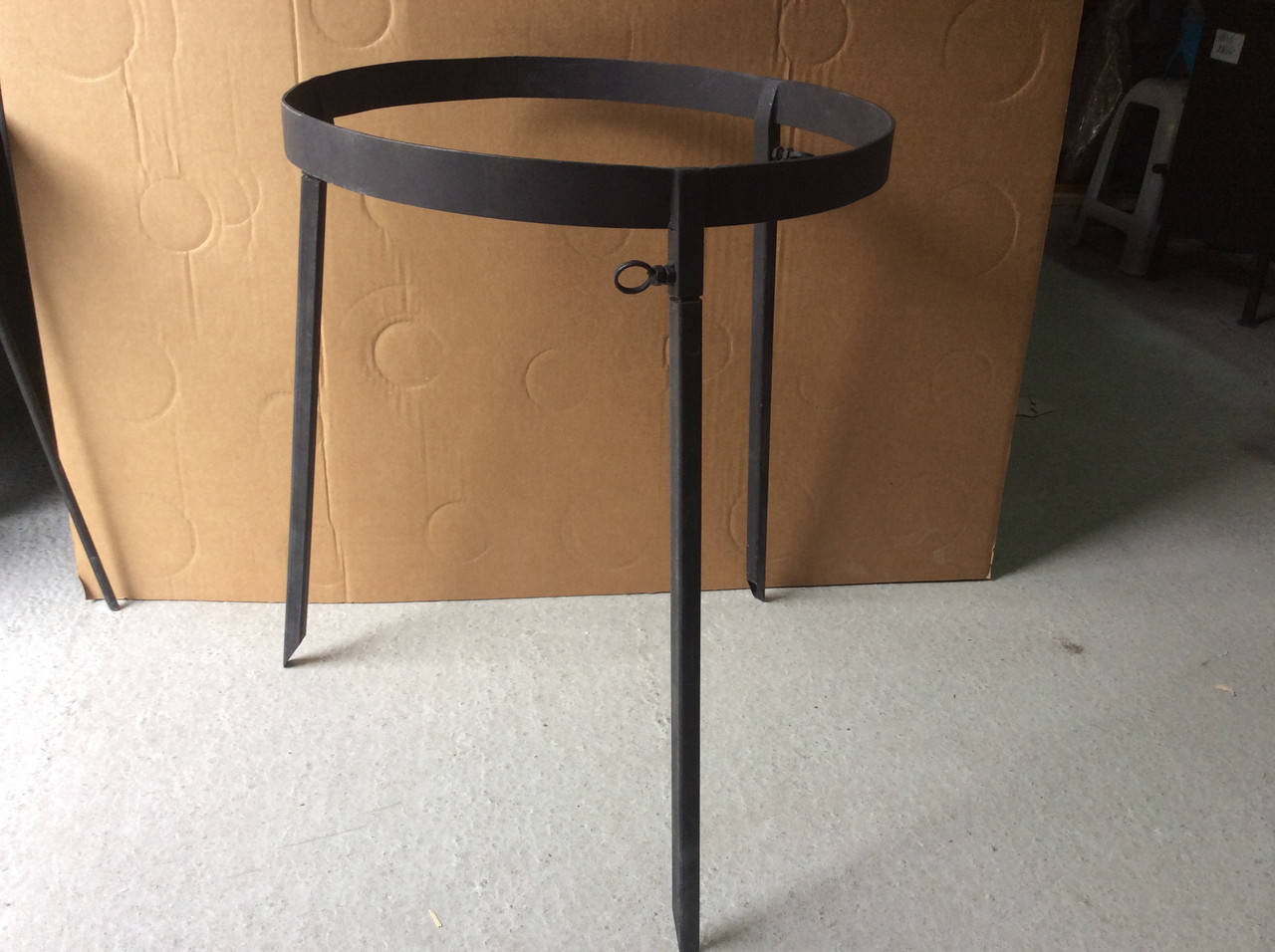 Таганок- тренога, подставка под казан, сковородку, жаровню.
Таганок- тренога, подставка под казан, сковородку, жаровню.