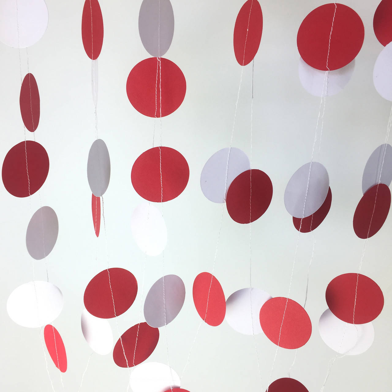 Бумажная гирлянда из кругов 2 метра белый и бордо 
Бумажная гирлянда из кругов 2 метра белый и бордо