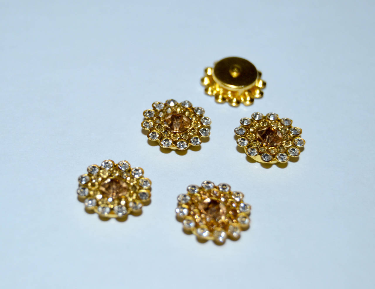 Стрази в золотій оправі (метал), 14мм, колір- шампань
Стрази в золотій оправі (метал), 14мм, колір- шампань