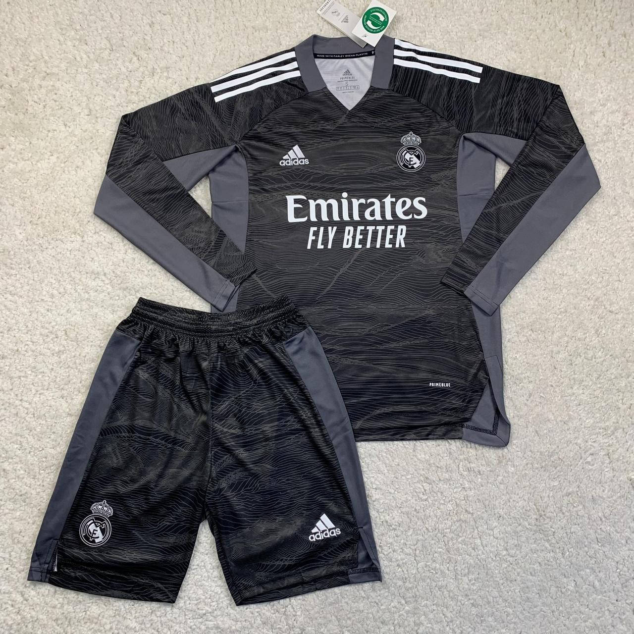 Реал Мадрид вратарская форма с длинным рукавом 21/22
Реал Мадрид вратарская форма с длинным рукавом 21/22