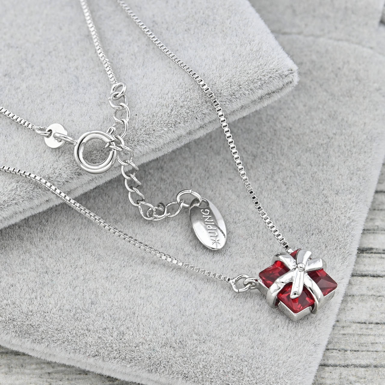 Колье ширина 1 мм подвеска 10х10 мм красные фианиты позолота Белое Золото длина 40+3
Колье ширина 1 мм подвеска 10х10 мм красные фианиты позолота Белое Золото длина 40+3