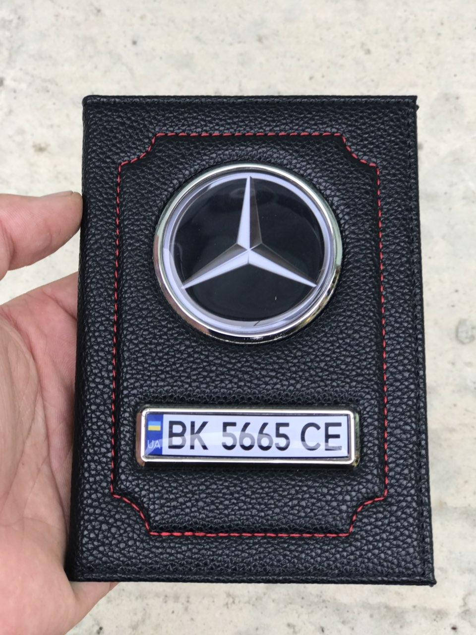 Кожаная обложка для автодокументов Mercedes с логотипом и гос. номером авто ребристая кожа с красной ниткою
Кожаная обложка для автодокументов Mercedes с логотипом и гос. номером авто ребристая кожа с красной ниткою