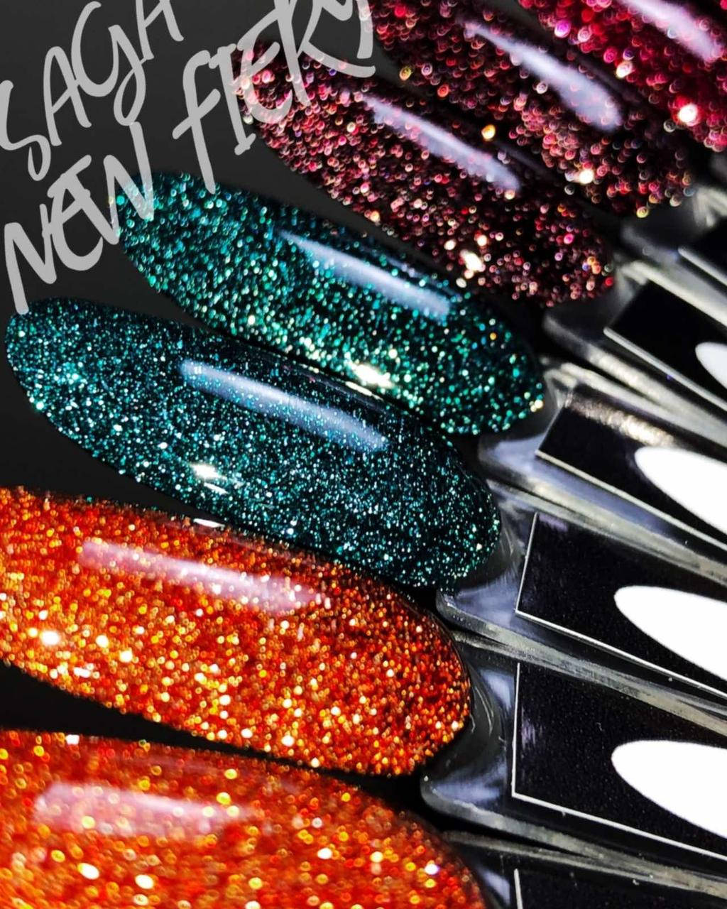 Гель-лак Saga Fiery Gel 23 плотный, цвет - искристый изумруд со светоотражающим шиммером и мелкими блестками
Гель-лак Saga Fiery Gel 23 плотный, цвет - искристый изумруд со светоотражающим шиммером и мелкими блестками