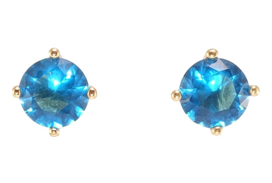 Серьги Xuping Позолота 18K гвоздики (пусеты) "Голубые кристаллы в 4-х крапановой оправе" ø 7мм
Серьги Xuping Позолота 18K гвоздики (пусеты) "Голубые кристаллы в 4-х крапановой оправе" ø 7мм