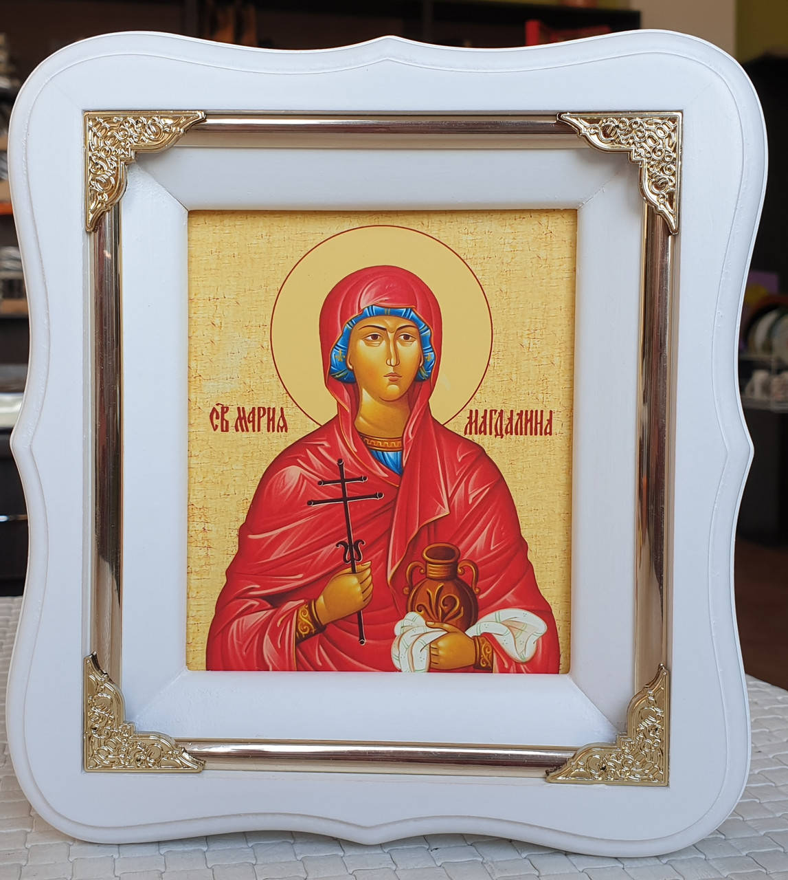 Икона мироносица Мария Магдалина в белом фигурн.киоте с декоративными уголками, размер киота 19*17,лик 10*12
Икона мироносица Мария Магдалина в белом фигурн.киоте с декоративными уголками, размер киота 19*17,лик 10*12