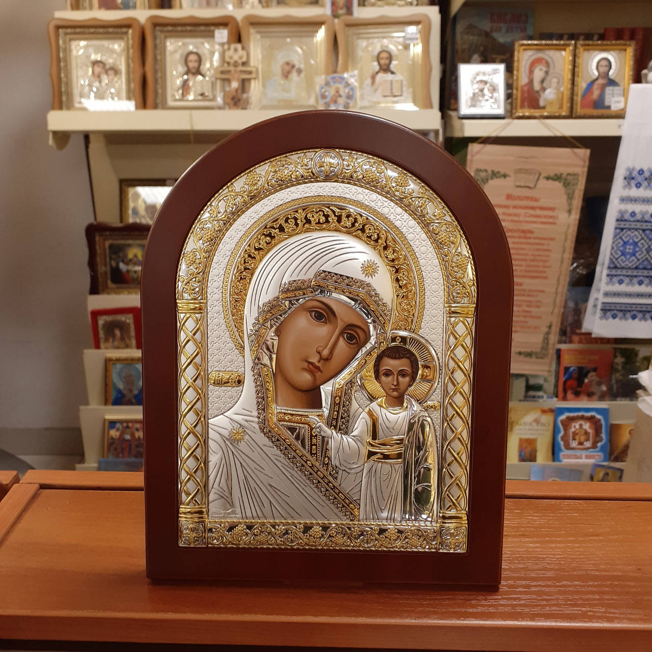 Икона серебряная 17,5х22,5 см. Лик прописанный. Коричневая рама. Серебро 925°. Божьей матери Казанская.
Икона серебряная 17,5х22,5 см. Лик прописанный. Коричневая рама. Серебро 925°. Божьей матери Казанская.